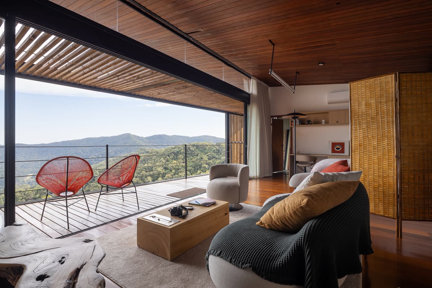 O estar aberto para a varanda, com as poltronas acapulco no deck