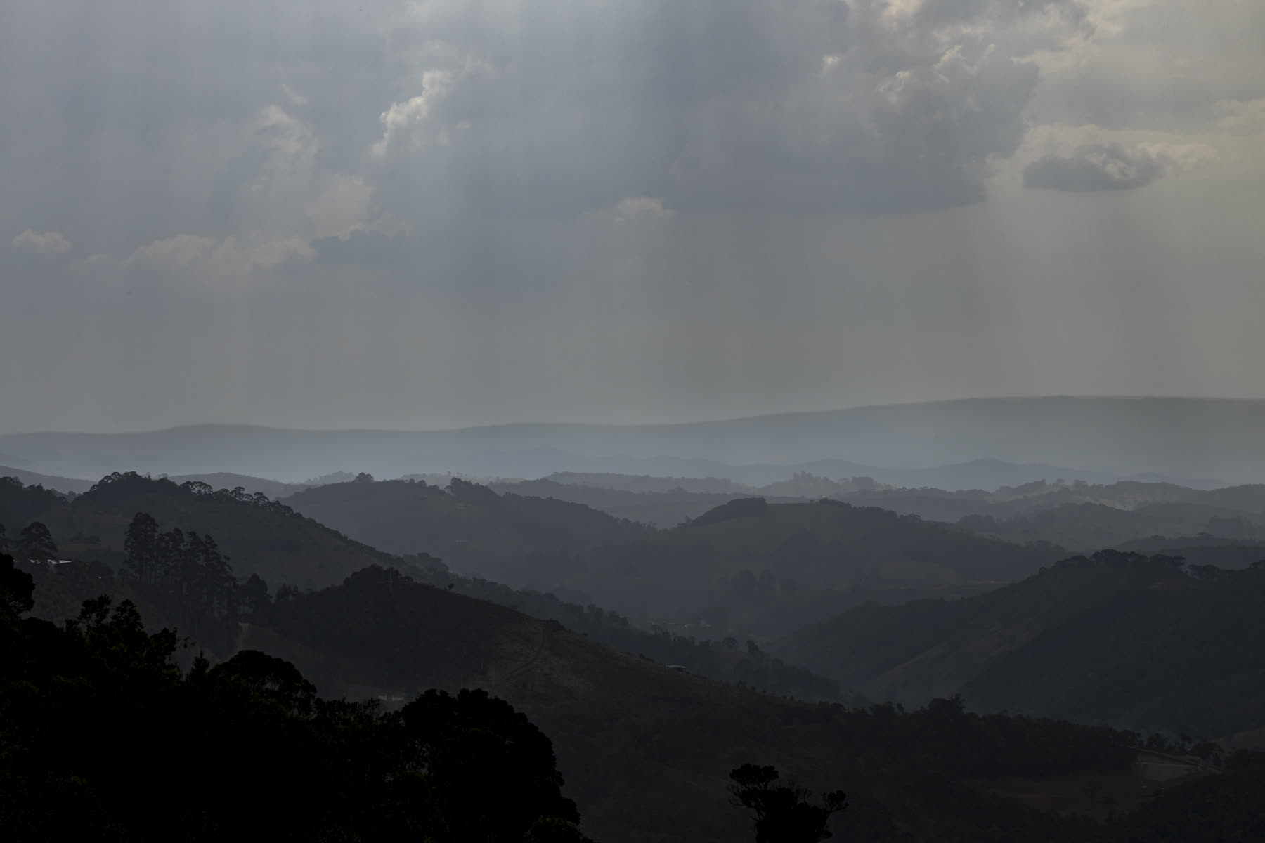 Camadas de serra sobrepostas no fim de tarde, vistas do terreno