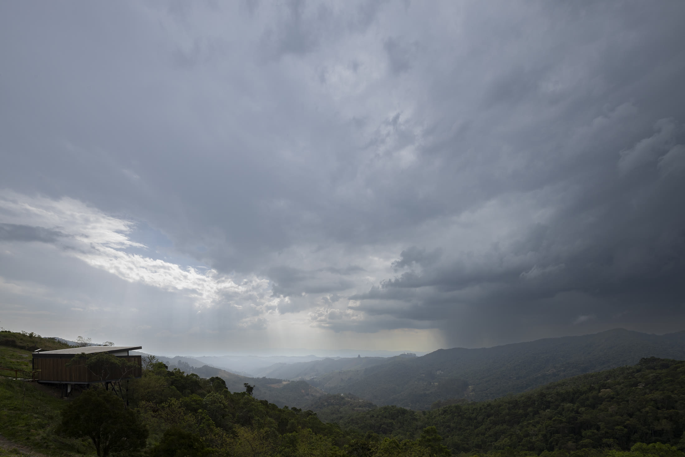 Tempestade se formando sobre o vale, vista da casa