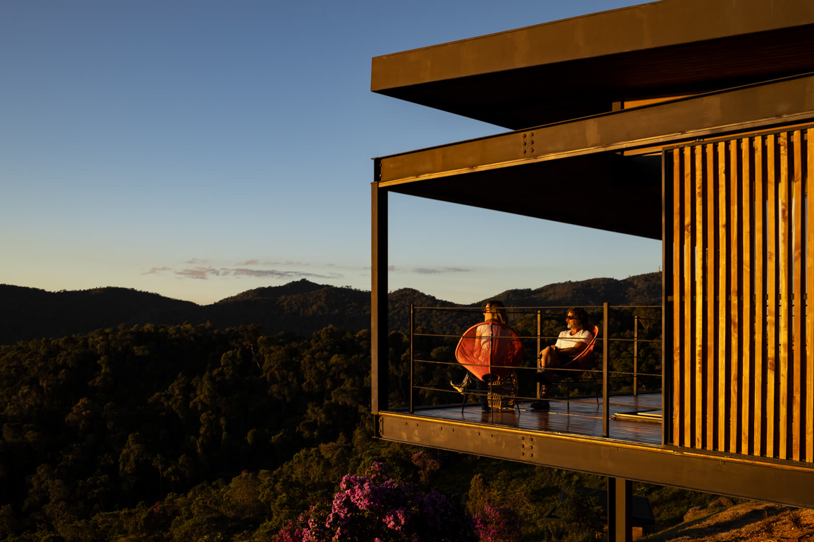 A varanda no crepúsculo, com as montanhas em silhueta